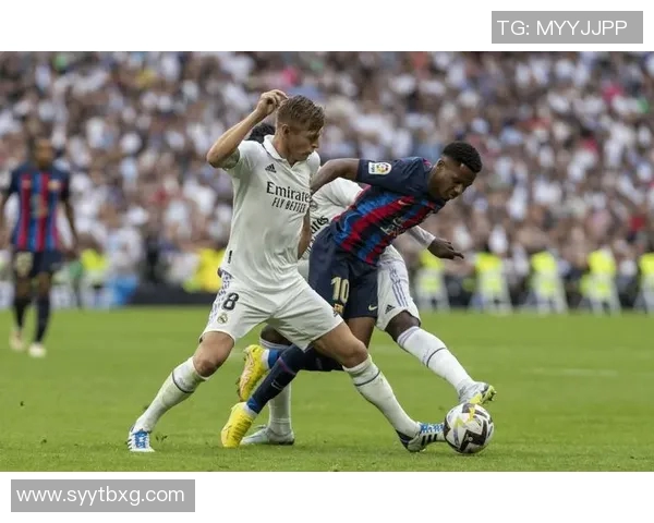 巅峰对决皇马与巴萨再度交锋球迷热情高涨期待精彩瞬间